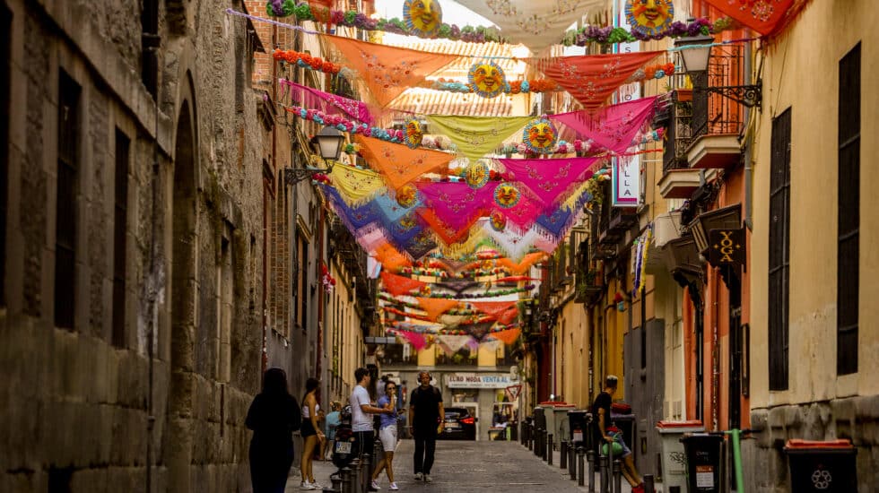 Una calle decorada con mantones por la fiesta de San Cayetano en Madrid.