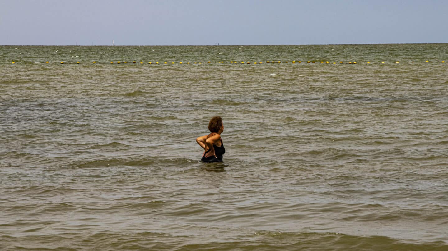 Una bañista en la playa de Los Urrutias.