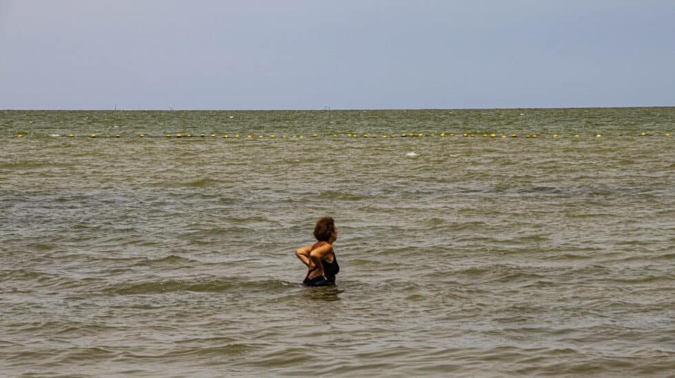 Una bañista en la playa de Los Urrutias.