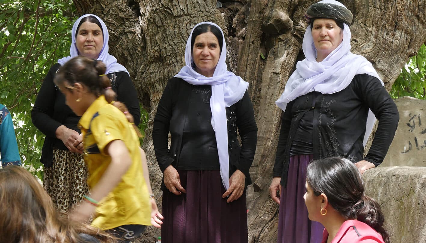 Mujeres yazidíes en el santuario de Lalish, en el norte de Irak