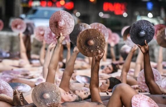 Alrededor de unas 100 personas se reúnen en las oficinas de Facebook en Nueva York, Estados Unidos, para protestar ante la censura en esta red social y en Instagram.