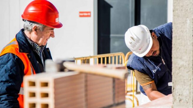 Imagen de dos profesionales de la construcción. Imagen de dos profesionales de la construcción.