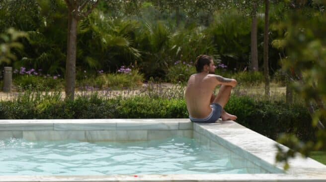 Un hombre en el borde de una piscina en el Parc Central, a 12 de agosto de 2021, en Valencia.