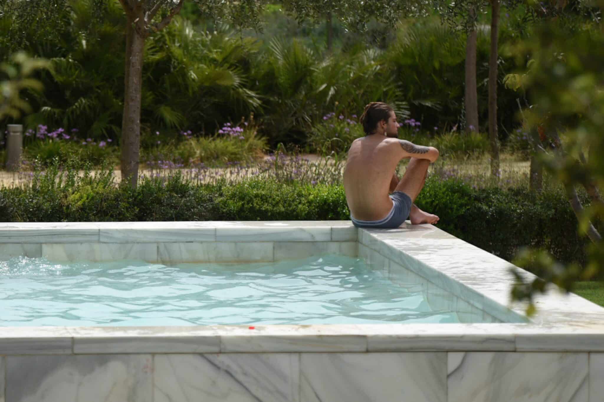 Un hombre en el borde de una piscina en el Parc Central, a 12 de agosto de 2021, en Valencia.