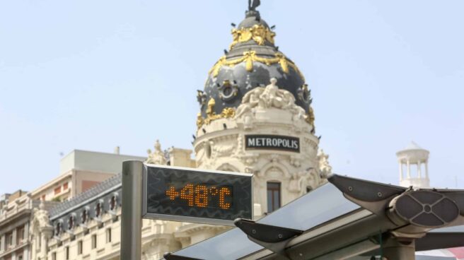 Un termómetro de una parada de bus de la Gran Vía, marca 48ºC, a 11 de agosto de 2021.