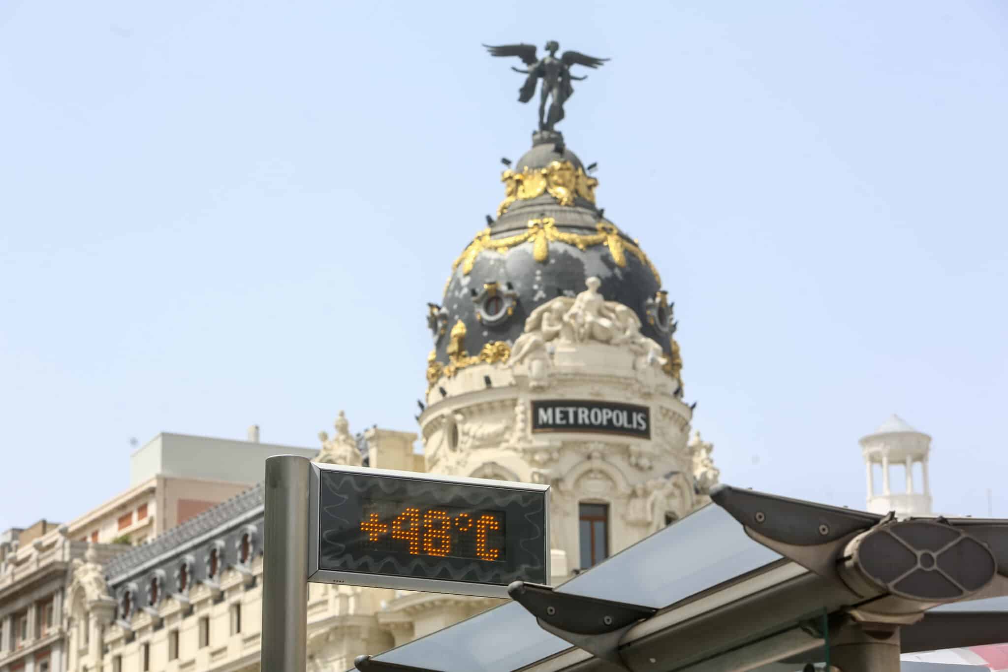 Un termómetro de una parada de bus de la Gran Vía, marca 48ºC, a 11 de agosto de 2021.