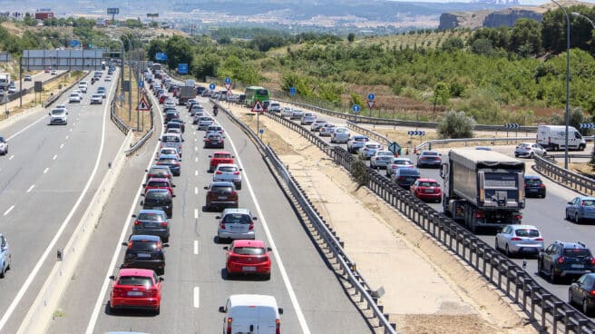 ¿Dónde y cuánto cuesta lavar el coche en Madrid tras las vacaciones? Tráfico en la A-3 durante el primer día de la primera 'Operación Salida' del verano 2021