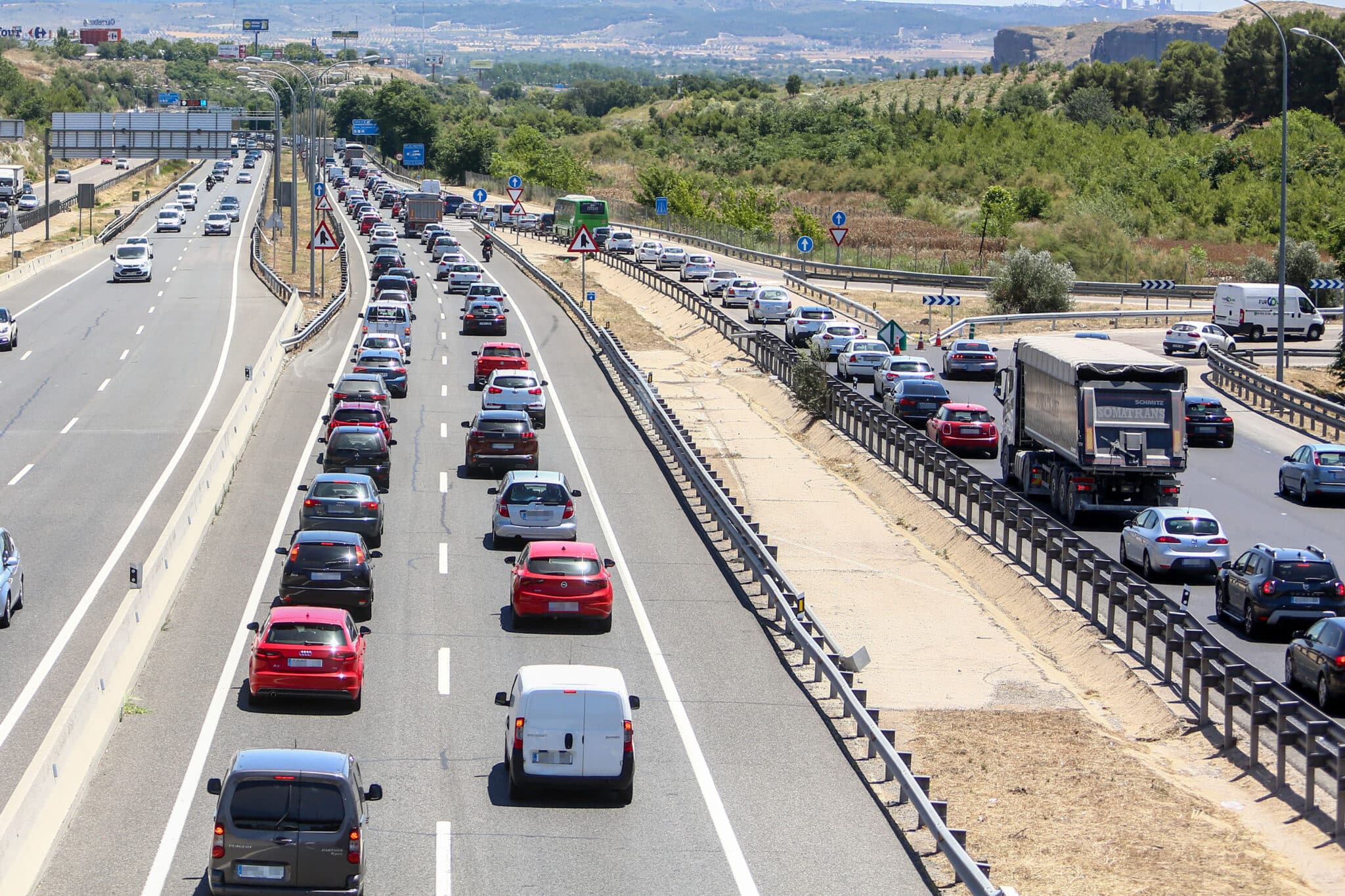 Tráfico en la A-3 durante el primer día de la primera 'Operación Salida' del verano 2021