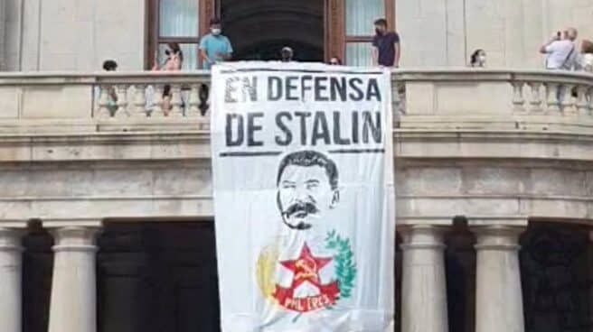 Valencia.- PP y Vox piden explicaciones por cómo se colgó una pancarta de Stalin del Ayuntamiento y Cs exige una condena Pancarta de Stalin en el balcón del Ayuntamiento de Valencia.
