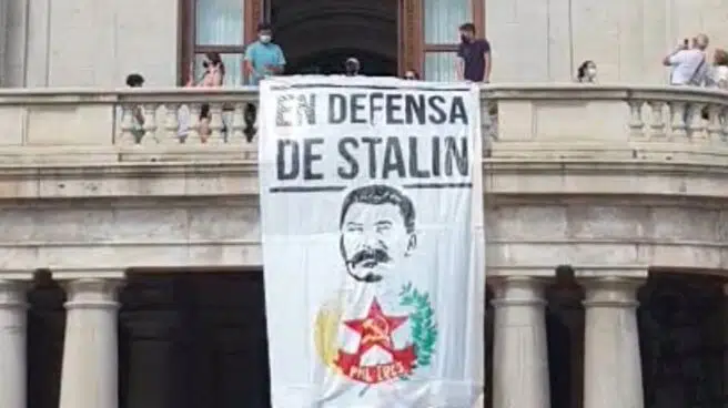 PP, Vox y Cs piden explicaciones por la pancarta de Stalin colgada en el Ayuntamiento de Valencia