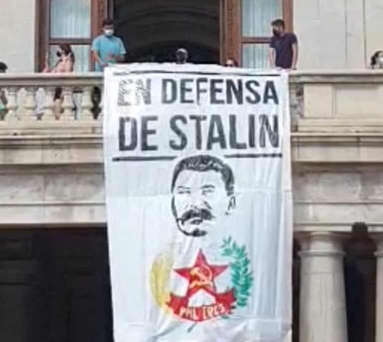 PP, Vox y Cs piden explicaciones por la pancarta de Stalin colgada en el Ayuntamiento de Valencia