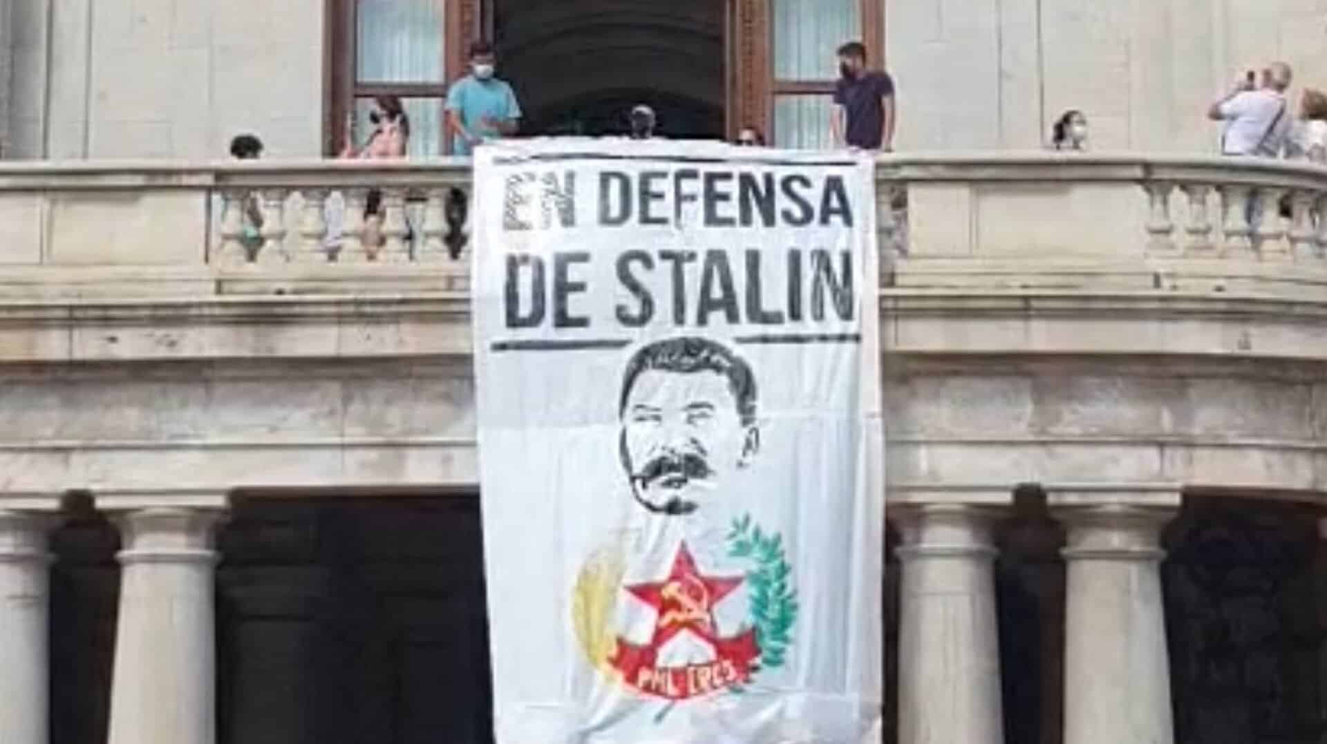 Pancarta de Stalin en el balcón del Ayuntamiento de Valencia.