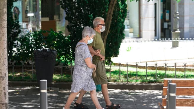 Imagen de una pareja de jubilados paseando. Imagen de una pareja de jubilados paseando.