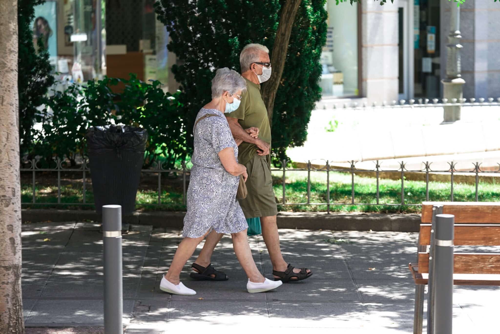 Imagen de una pareja de jubilados paseando.