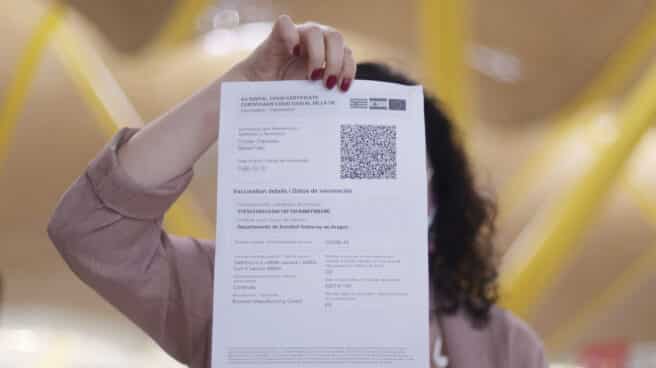 Una mujer muestra el certificado COVID Digital de la Unión Europea Una mujer muestra el certificado COVID Digital de la Unión Europea