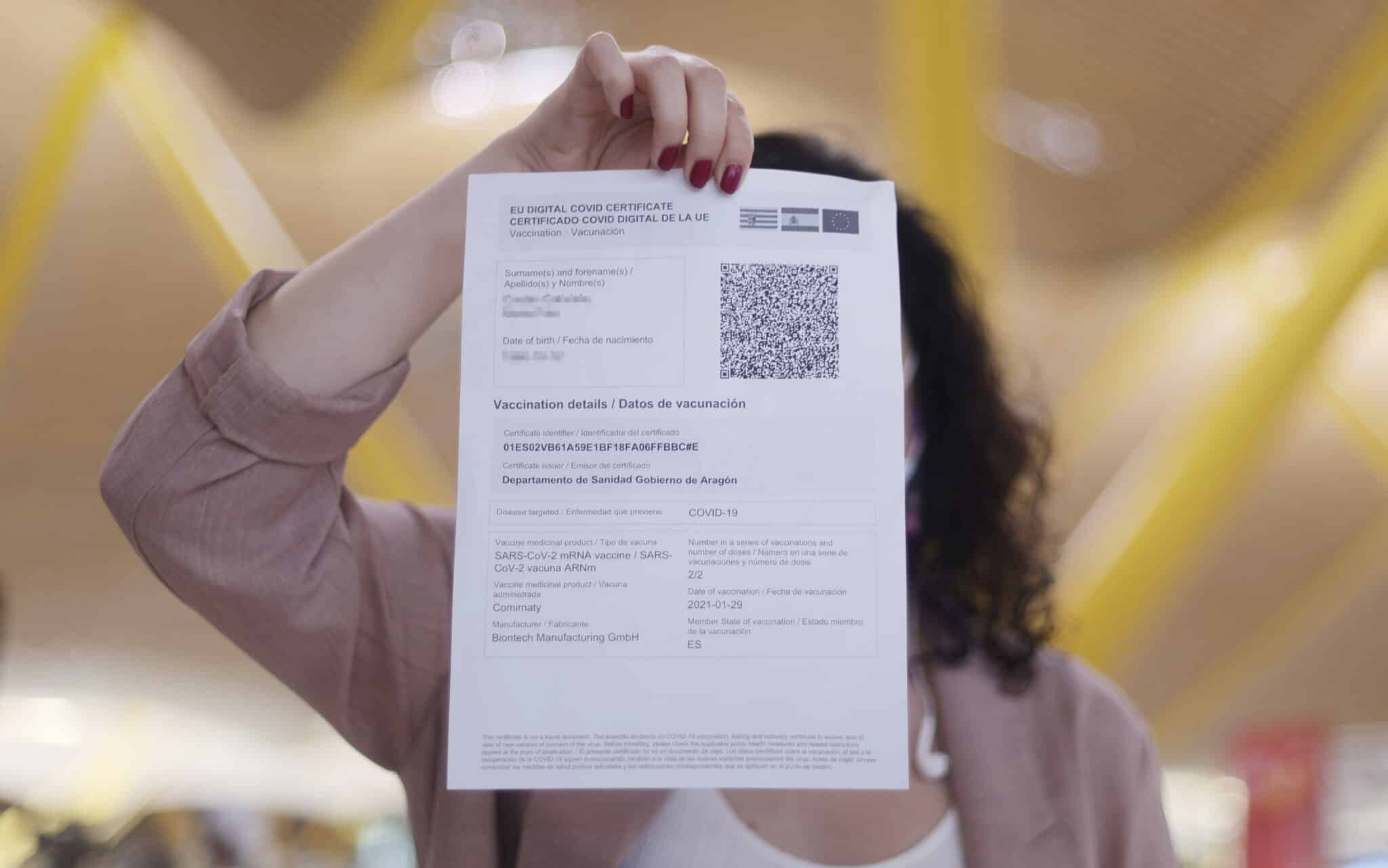 Una mujer muestra el certificado COVID Digital de la Unión Europea