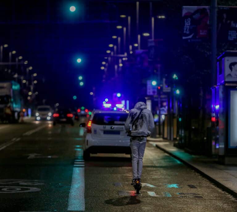 Denunciado un joven que conducía un patinete eléctrico desnudo y ebrio en Pontevedra