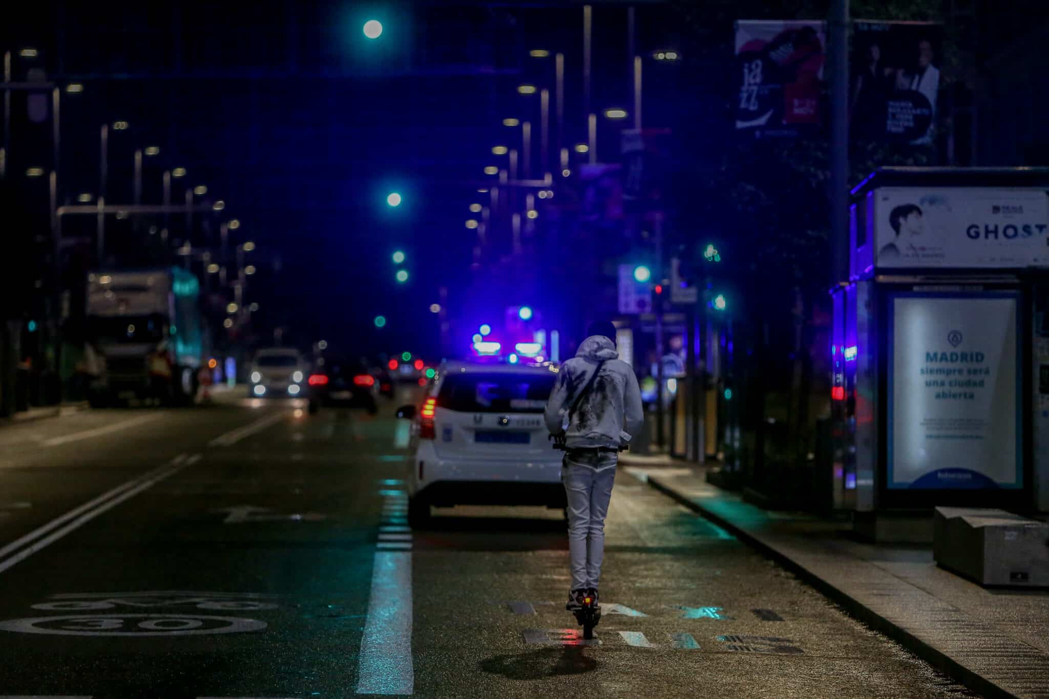 Un chico en patinete circula por el centro de Madrid