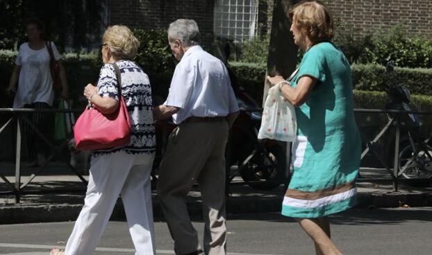 Personas paseando por una calle de Madrid. Personas paseando por una calle de Madrid.