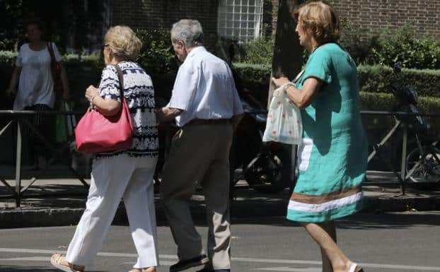 Personas paseando por una calle de Madrid.