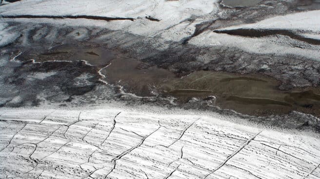 Imagen aérea de grietas en el permafrost del Alto Ártico.