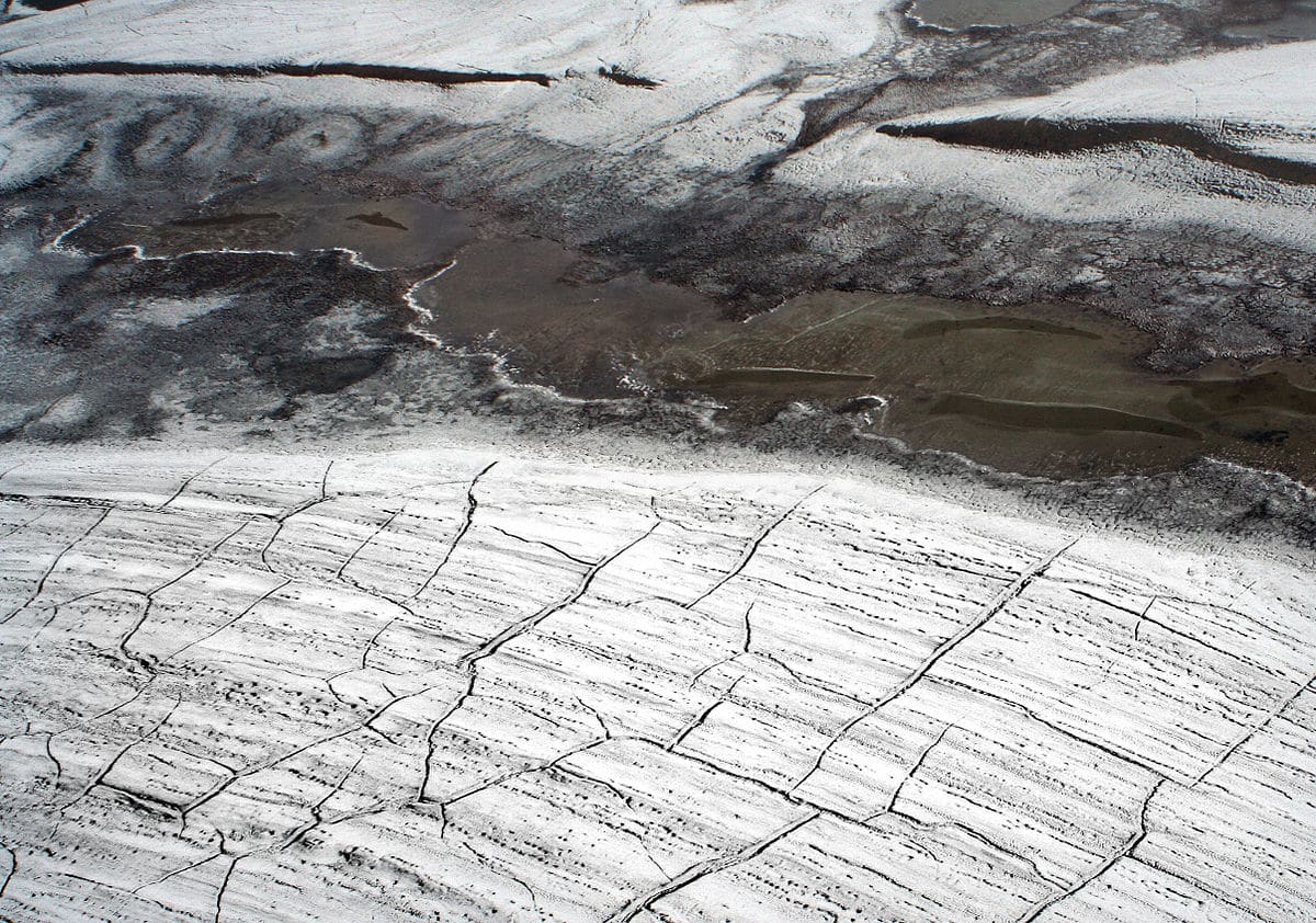 Imagen aérea de grietas en el permafrost del Alto Ártico.