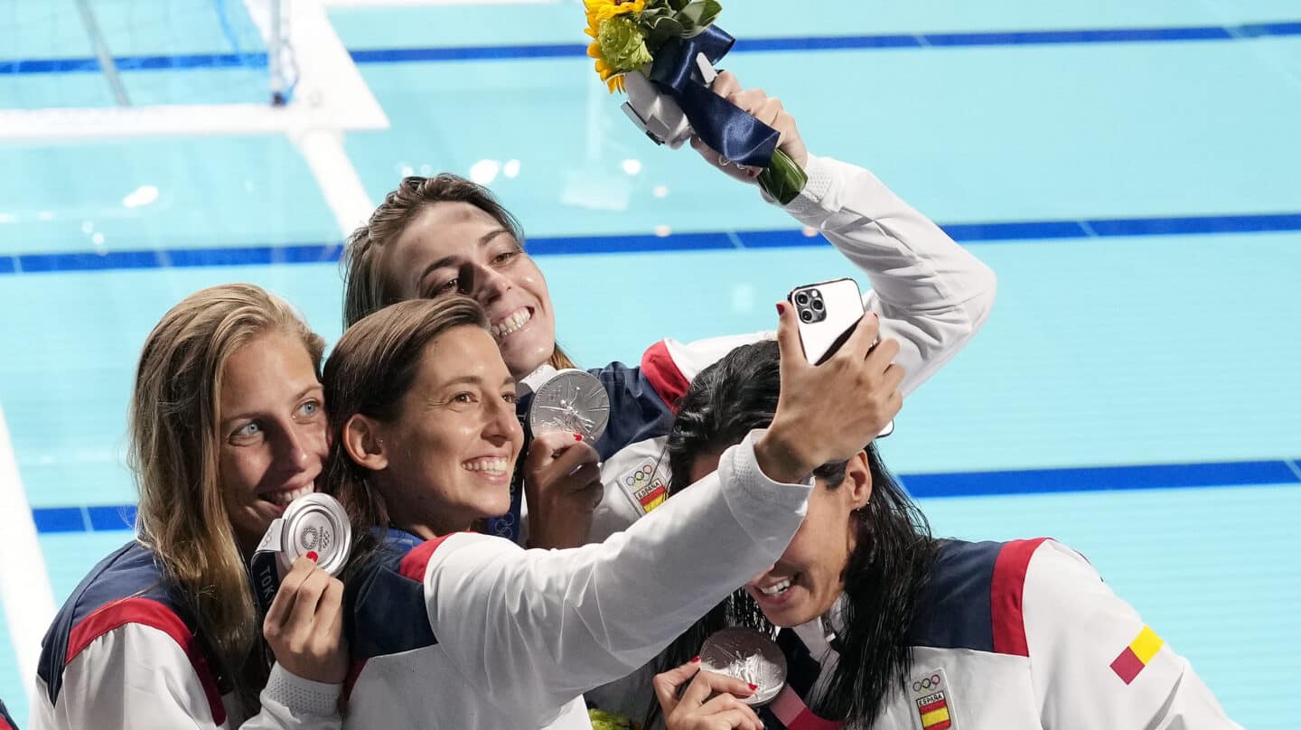 Las jugadoras de waterpolo celebran la plata de Tokio 2020