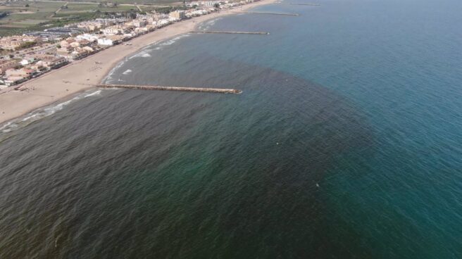 El análisis del agua confirma que la mancha de las playas de El Puig y Pobla de Farnals está causada por una microalga Mancha en la playa de El Puig (Valencia)