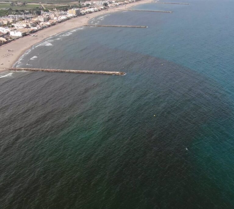 Reabren las tres playas de Valencia que fueron cerradas tras aparecer una mancha en el agua