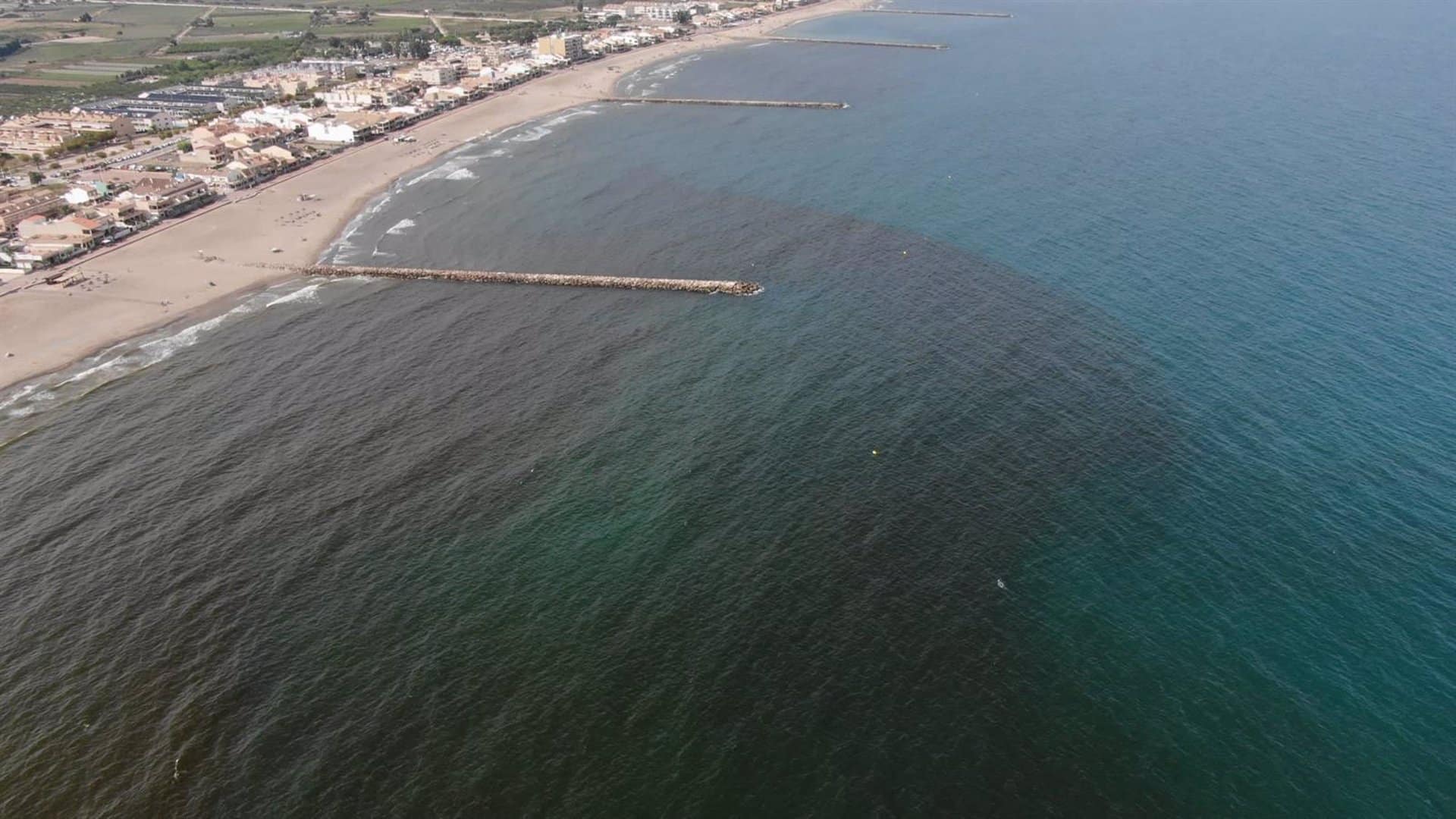 Mancha en la playa de El Puig (Valencia)