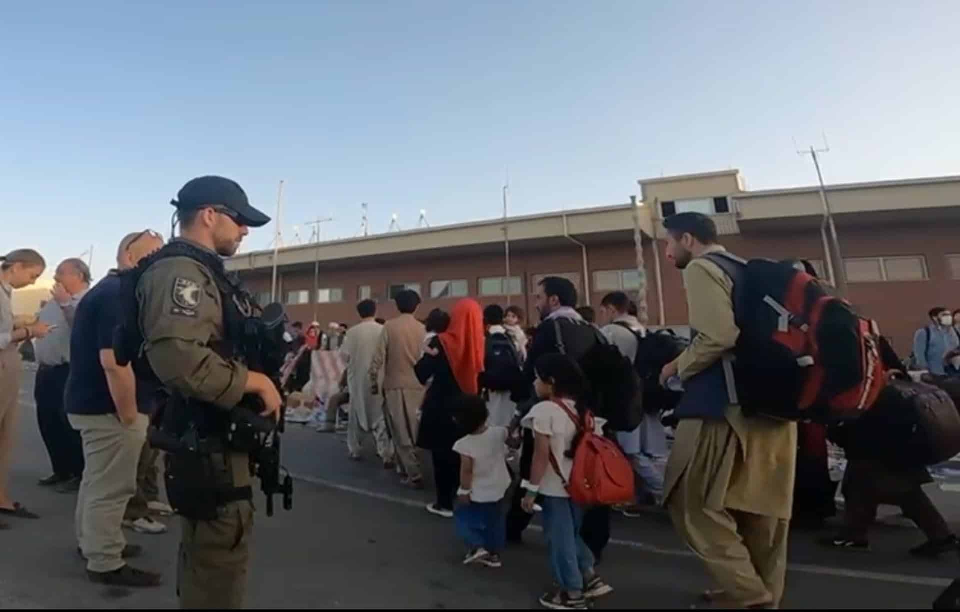 Agentes del GEO y UIP que custodian a afganos antes de viajar en aviones a España.