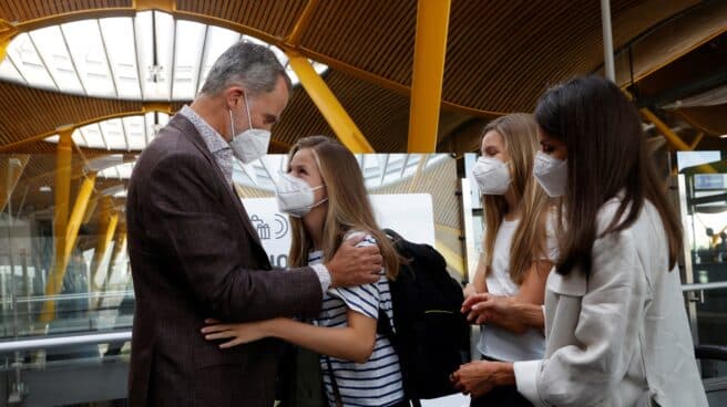 La princesa Leonor de Borbón, junto a sus padres los Reyes Felipe y Letizia y su hermana la infanta Sofía, momentos antes de emprender viaje este lunes hacia Gales (Reino Unido), en el aeropuerto de Madrid Barajas Adolfo Suárez.