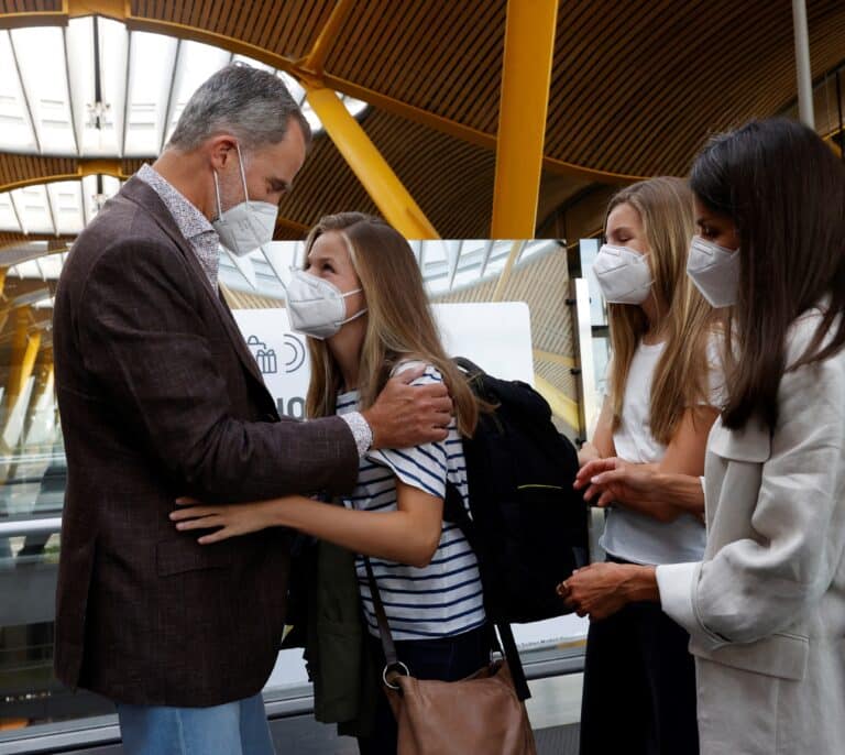 Los reyes se despiden de la Princesa Leonor, que viaja a Gales para iniciar su bachillerato