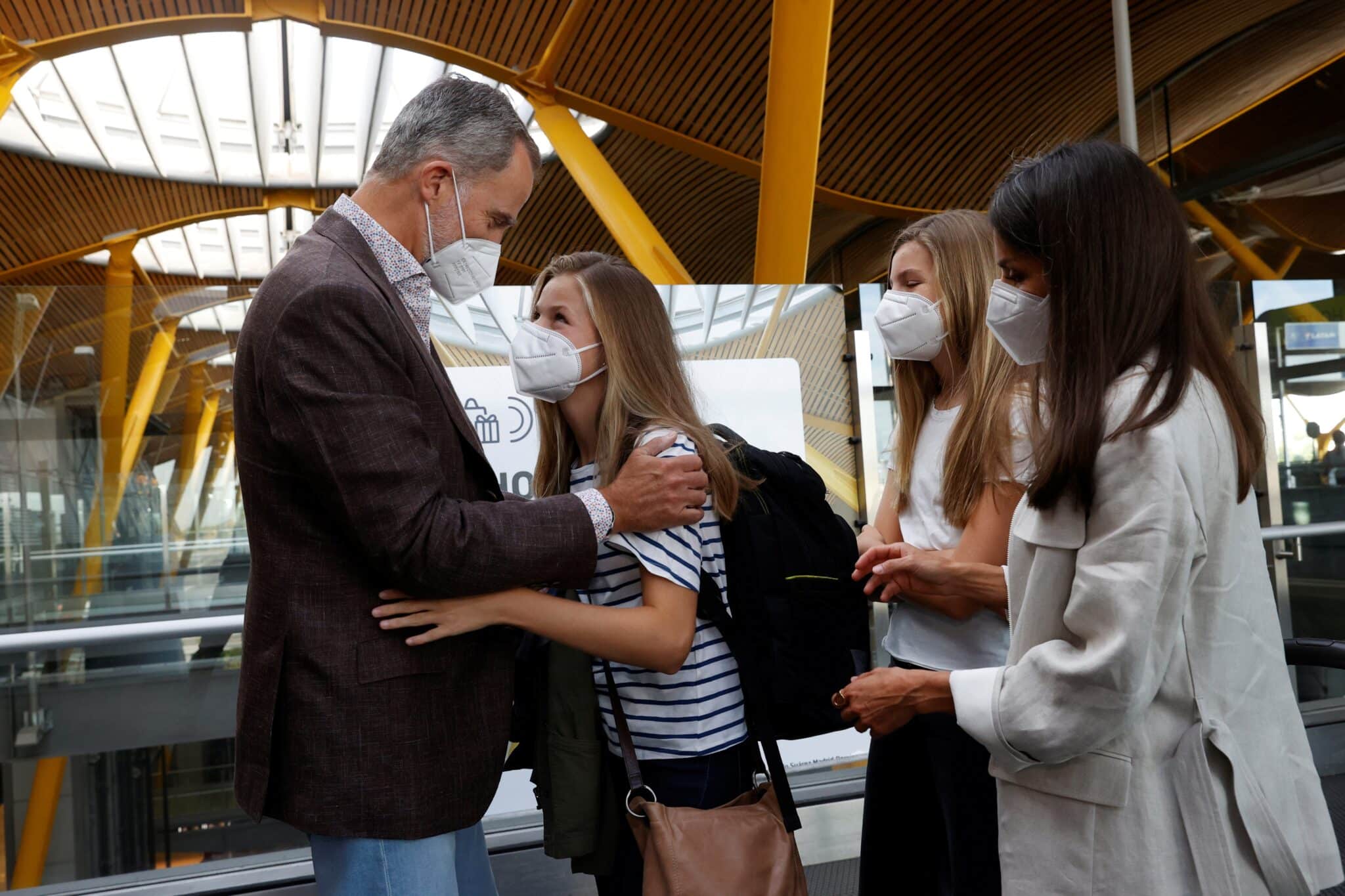 La princesa Leonor de Borbón, junto a sus padres los Reyes Felipe y Letizia y su hermana la infanta Sofía, momentos antes de emprender viaje este lunes hacia Gales (Reino Unido), en el aeropuerto de Madrid Barajas Adolfo Suárez.