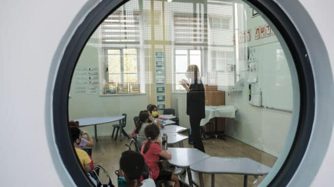 Las CCAA contratarán de nuevo para este curso profesores de refuerzo, pero menos que el año pasado Profesora dando clase en plena pandemia de coronavirus
