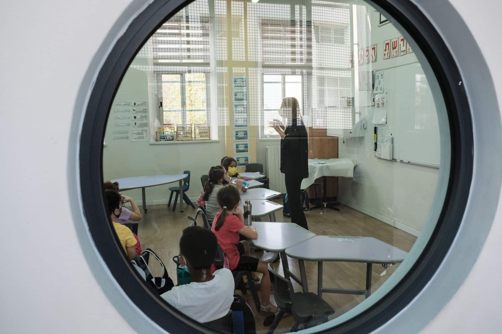 Profesora dando clase en plena pandemia de coronavirus