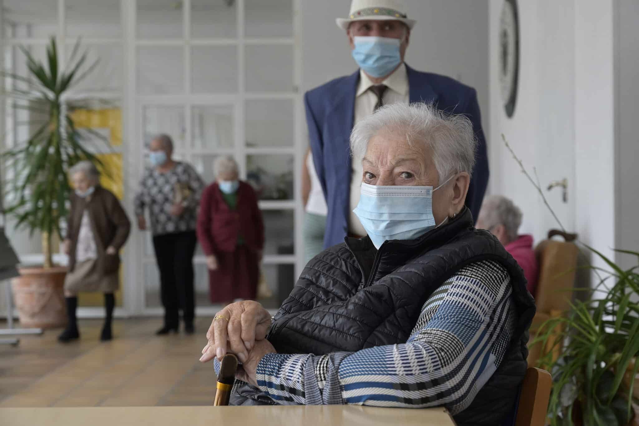 Varios ancianos en una de las salas de la Residencia de mayores de Carballo, , en A Coruña