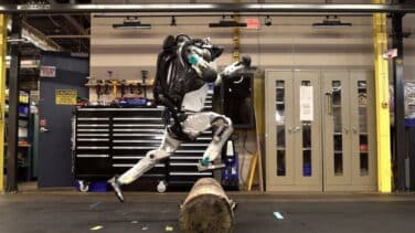 El robot bípedo Atlas de Boston Dynamics ya hace ejercicios complejos de parkour y da saltos mortales