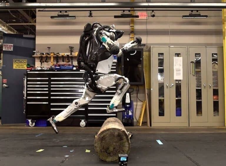 El robot bípedo Atlas de Boston Dynamics ya hace ejercicios complejos de parkour y da saltos mortales