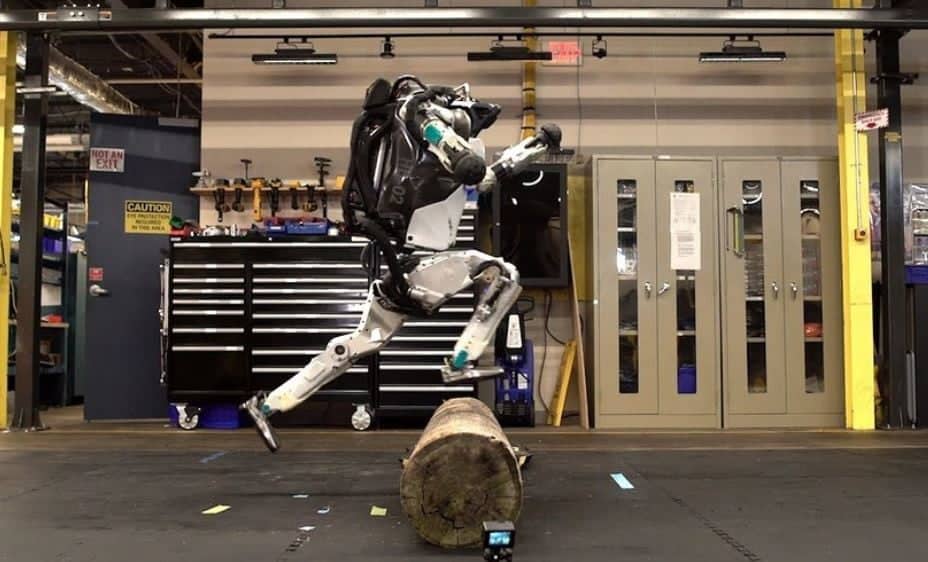 El robot bípedo Atlas de Boston Dynamics ya hace ejercicios complejos de parkour y da saltos mortales