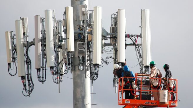 Trabajadores de Verizon instalan una torre celular para la red de quinta generación (5G) en Orem, Utah (EEUU).