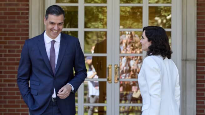 El presidente del Gobierno, Pedro Sánchez, recibe a la presidenta de la Comunidad de Madrid, Isabel Díaz Ayuso.