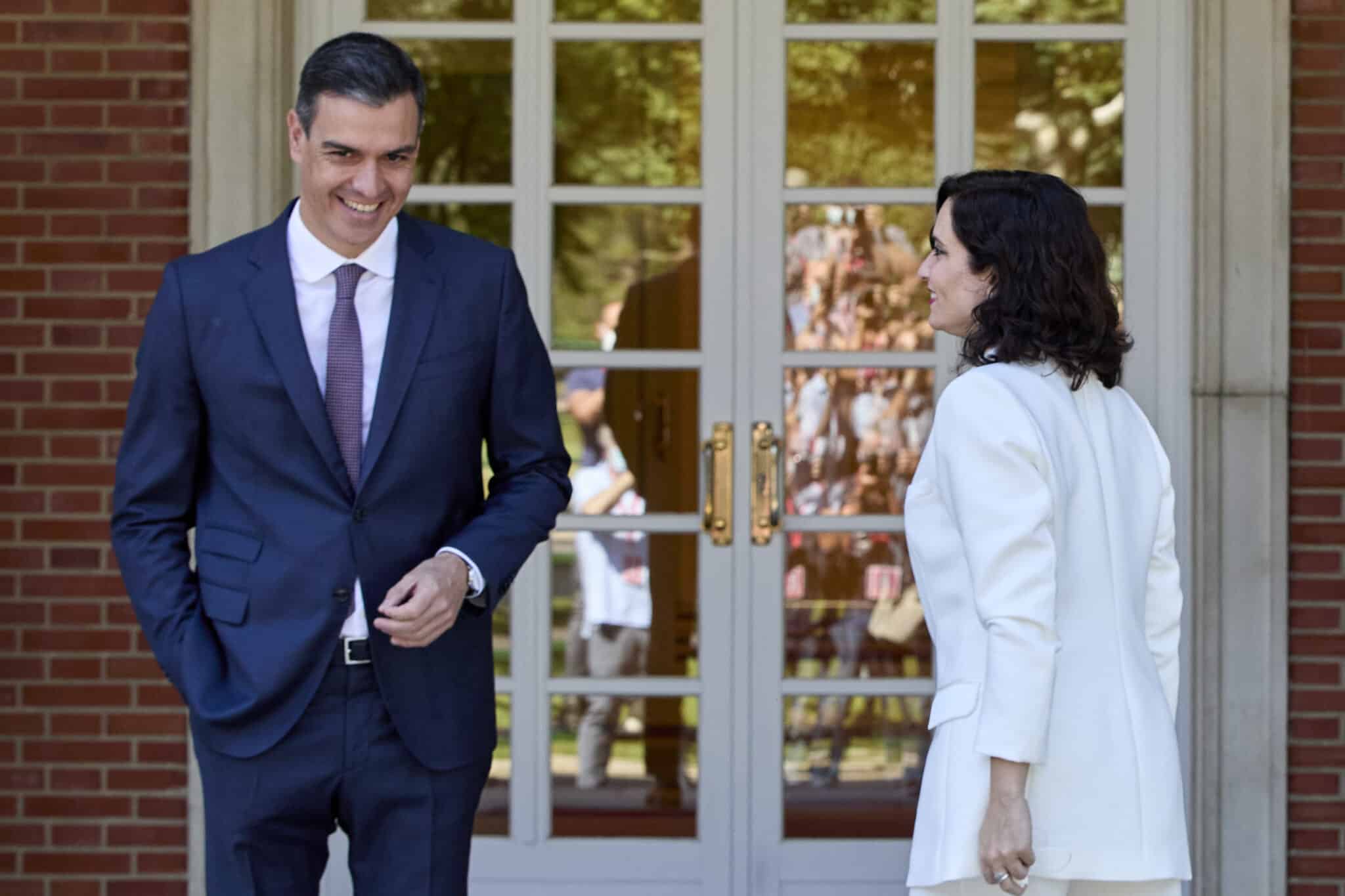 El presidente del Gobierno, Pedro Sánchez, recibe a la presidenta de la Comunidad de Madrid, Isabel Díaz Ayuso.