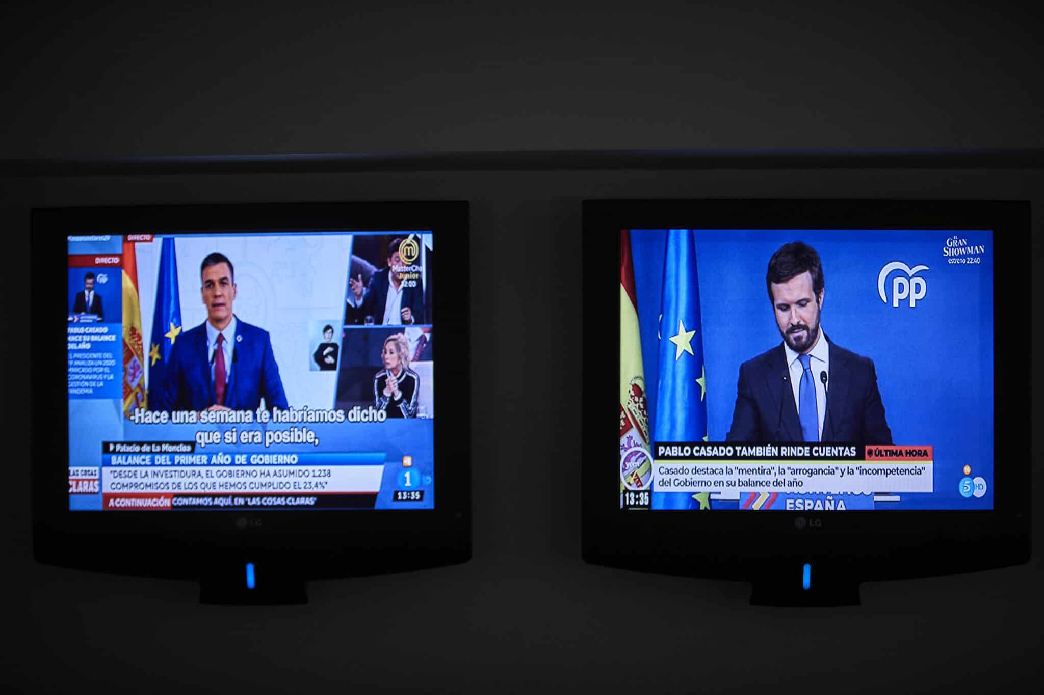 Rueda de prensa del presidente del Gobierno, Pedro Sánchez (i) en la misma pantalla que la rueda de prensa del presidente del Partido Popular (PP) Pablo Casado (d).