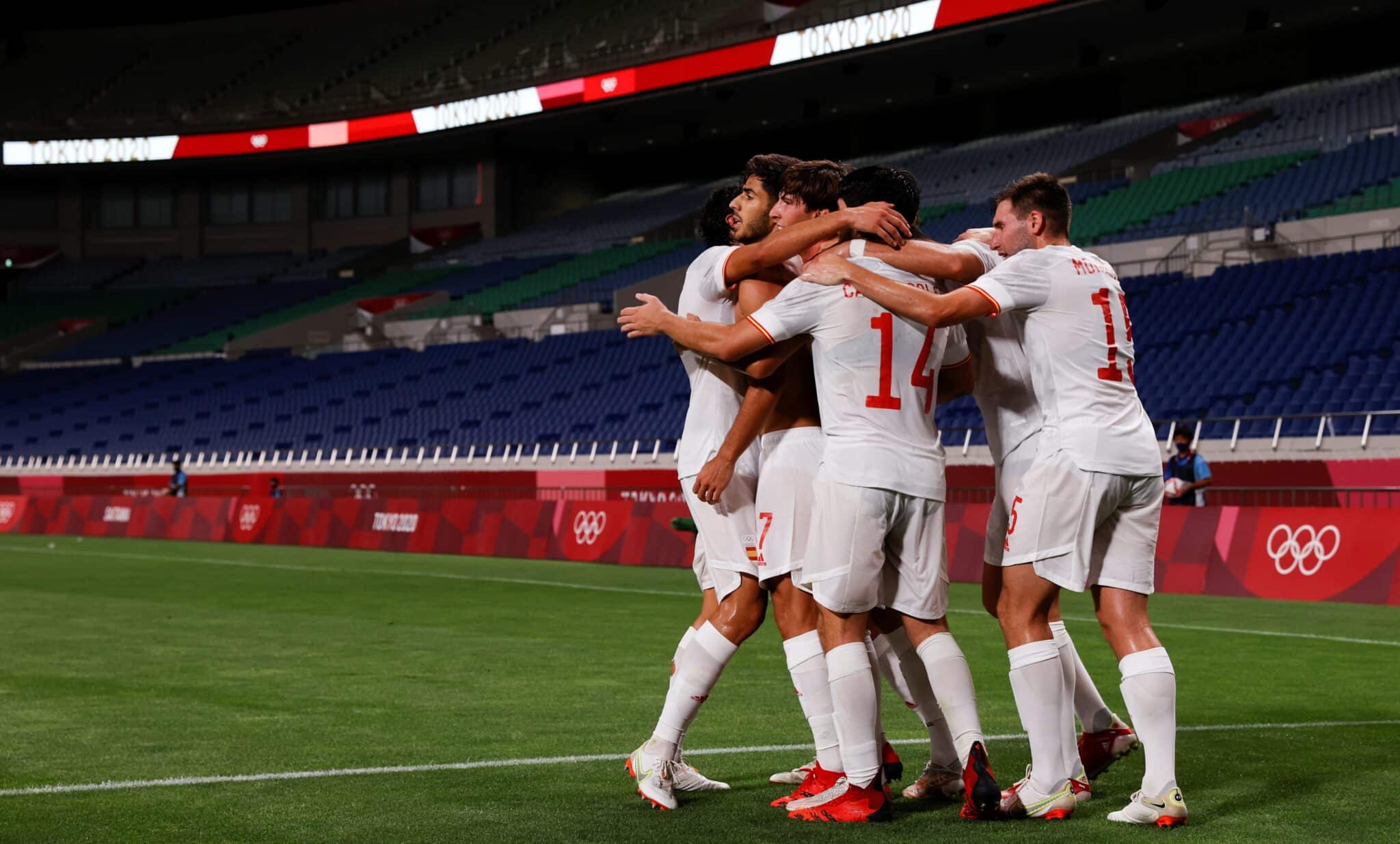 Los jugadores de España abrazan a Asensio tras el gol