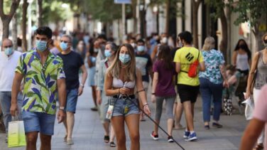 Sanidad notifica 17.410 casos y 87 muertes, mientras la incidencia baja de los 500