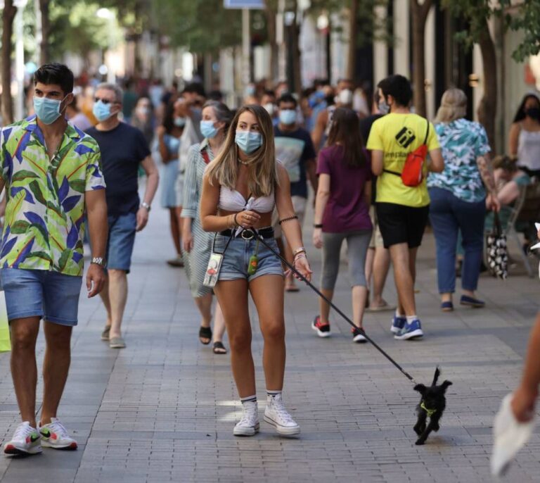 Sanidad notifica 17.410 casos y 87 muertes, mientras la incidencia baja de los 500
