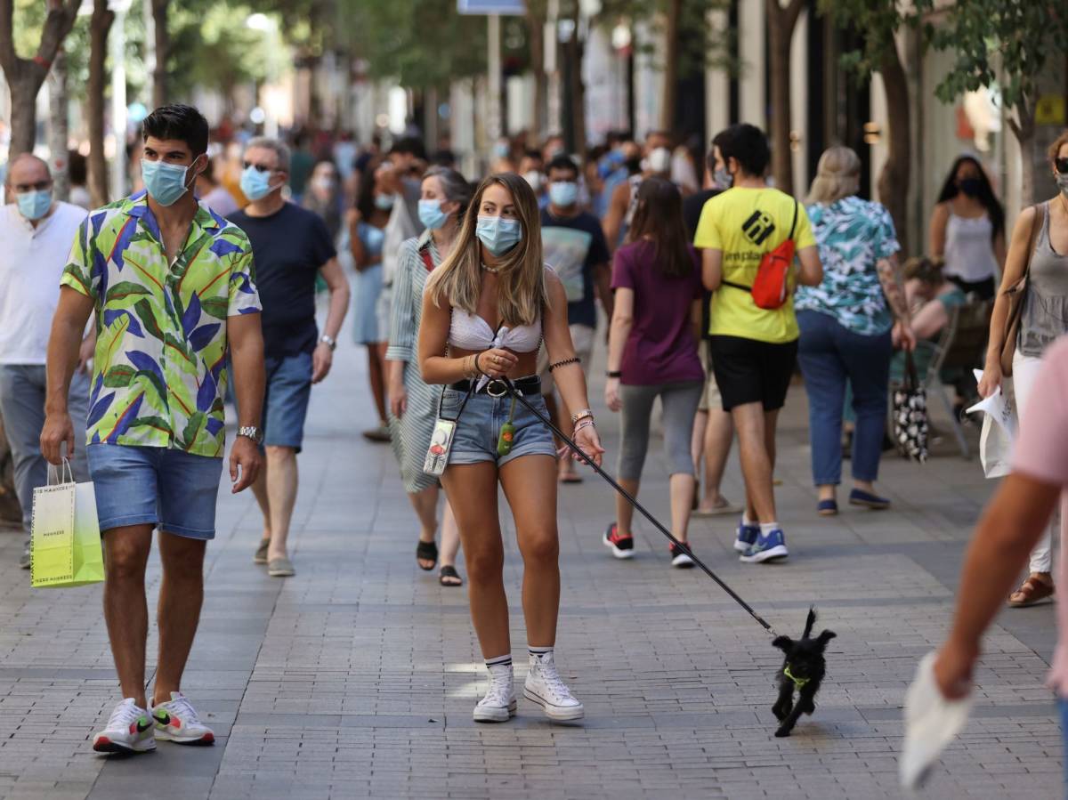 Sanidad notifica 17.410 casos y 87 muertes, mientras la incidencia baja de los 500