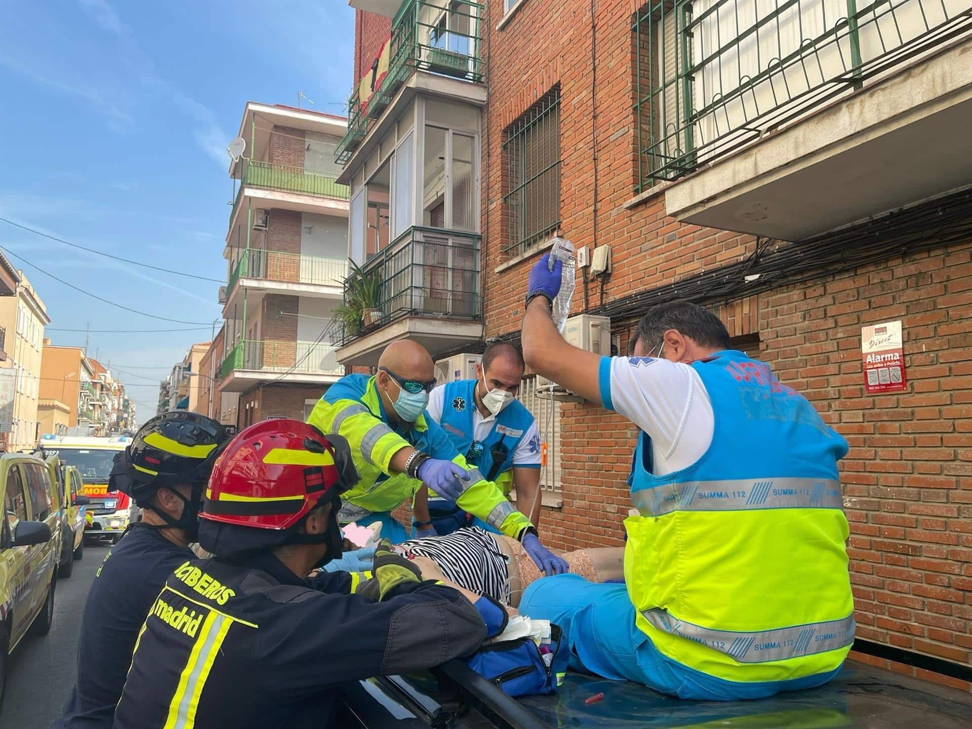Una mujer cae desde un segundo piso cuando estaba regando y sobrevive al chocar contra el techo de un coche