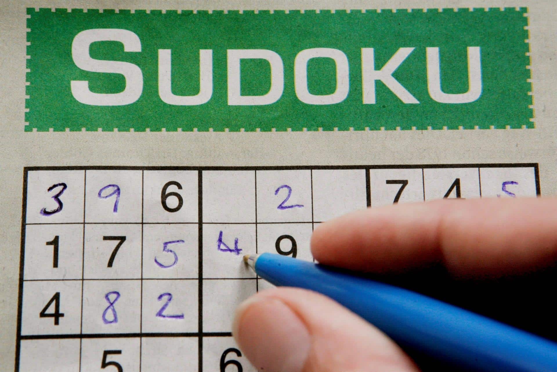 Persona rellenando un Sudoku